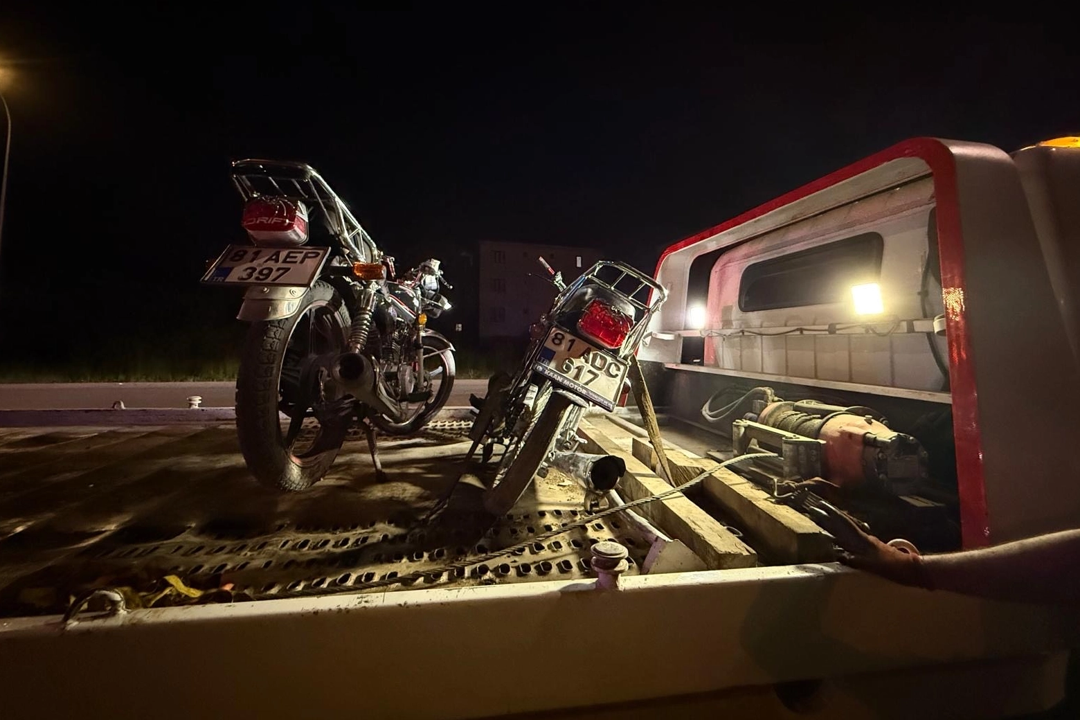 Düzce’de akrobasi hareketleri yaparak ilerleyen motosikletli grup, trafik ekiplerince kovalamaca