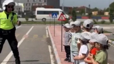 Düzce’de trafik polisleri, çocuklara yönelik eğlenceli ve öğretici bir eğitim