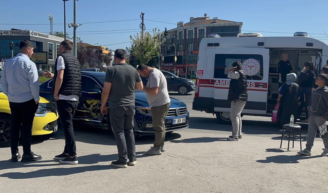 Düzce’de Öztürkler ışıklı kavşağında iki otomobilin çarpışması sonucu bir kadın