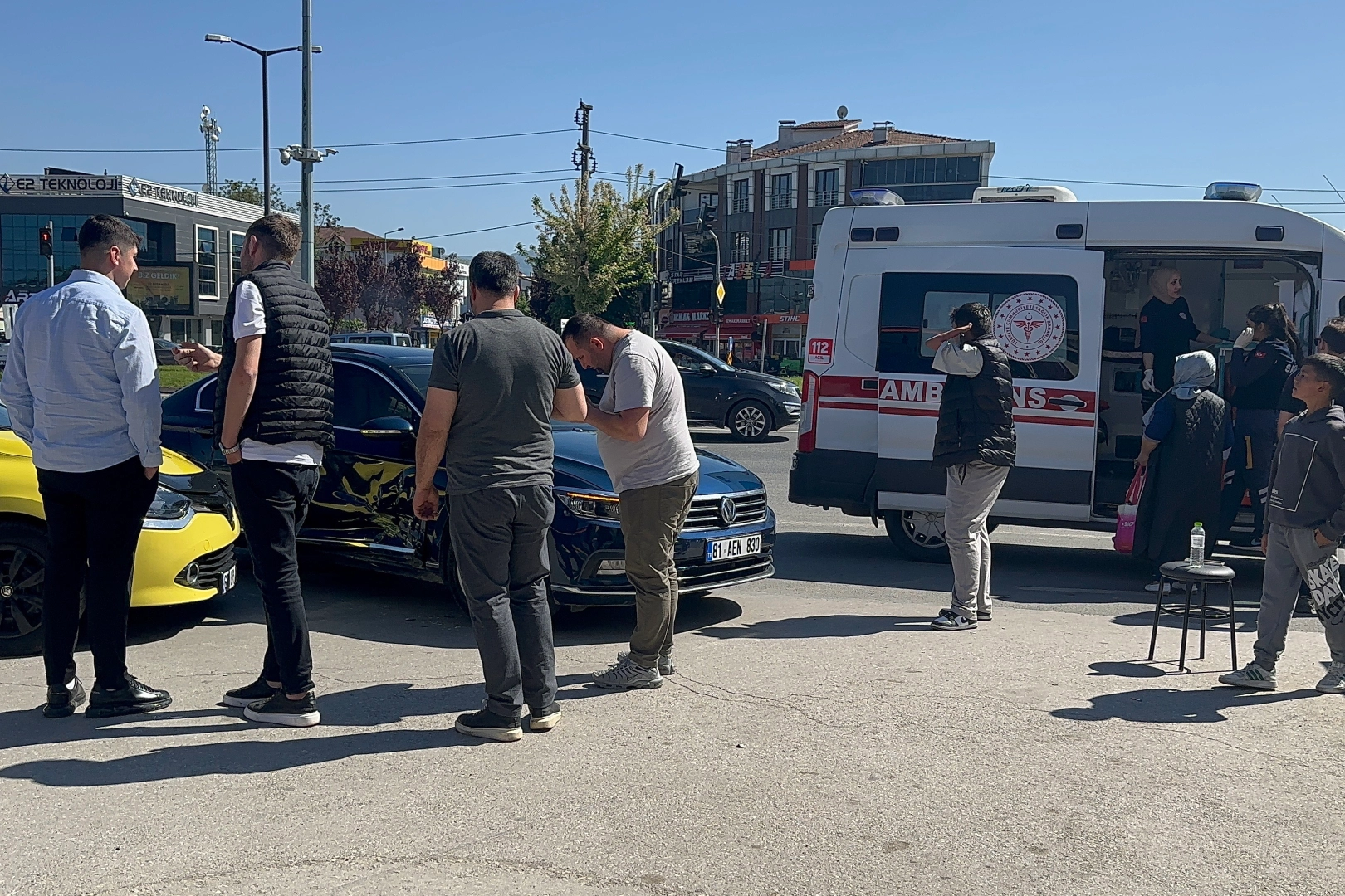 Düzce’de Öztürkler ışıklı kavşağında iki otomobilin çarpışması sonucu bir kadın