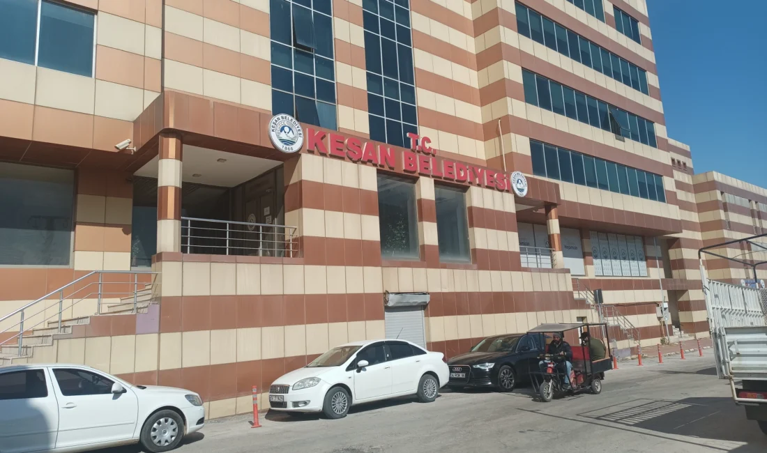 Edirne Keşan’da vatandaşlar, pandemi döneminde kapatılan Keşan Belediyesi ana giriş