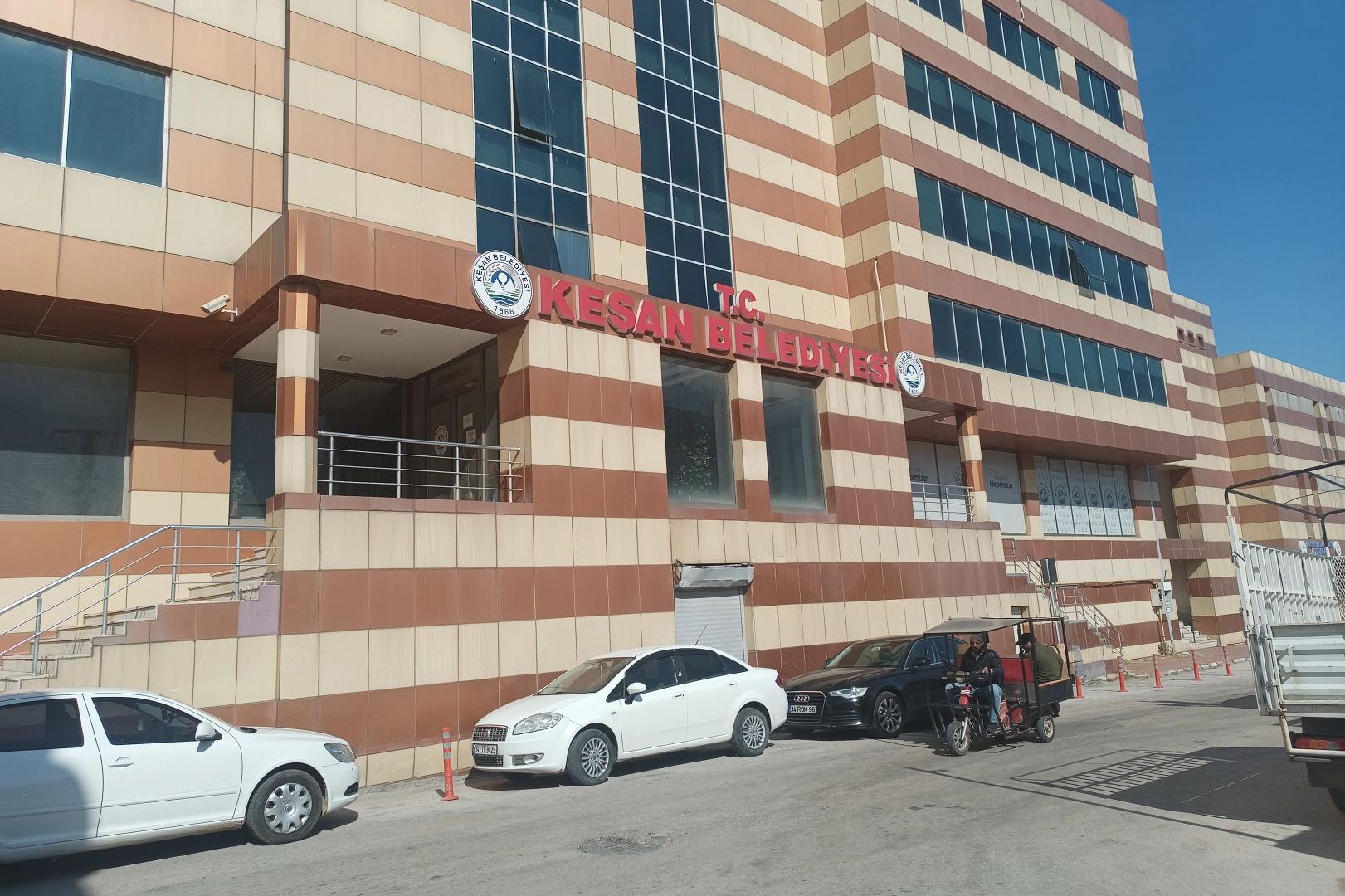 Edirne Keşan’da vatandaşlar, pandemi döneminde kapatılan Keşan Belediyesi ana giriş