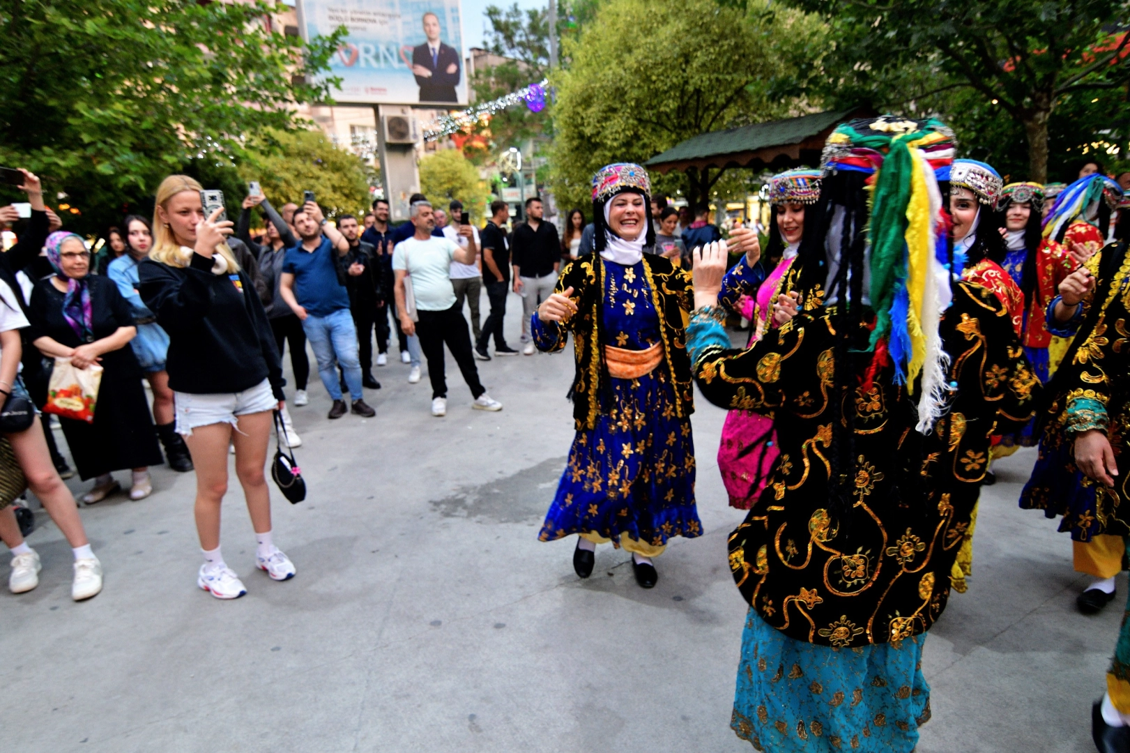 Bornova Belediyesi’nin bu yıl “Halay” temasıyla düzenlediği 4. Halk Dansları