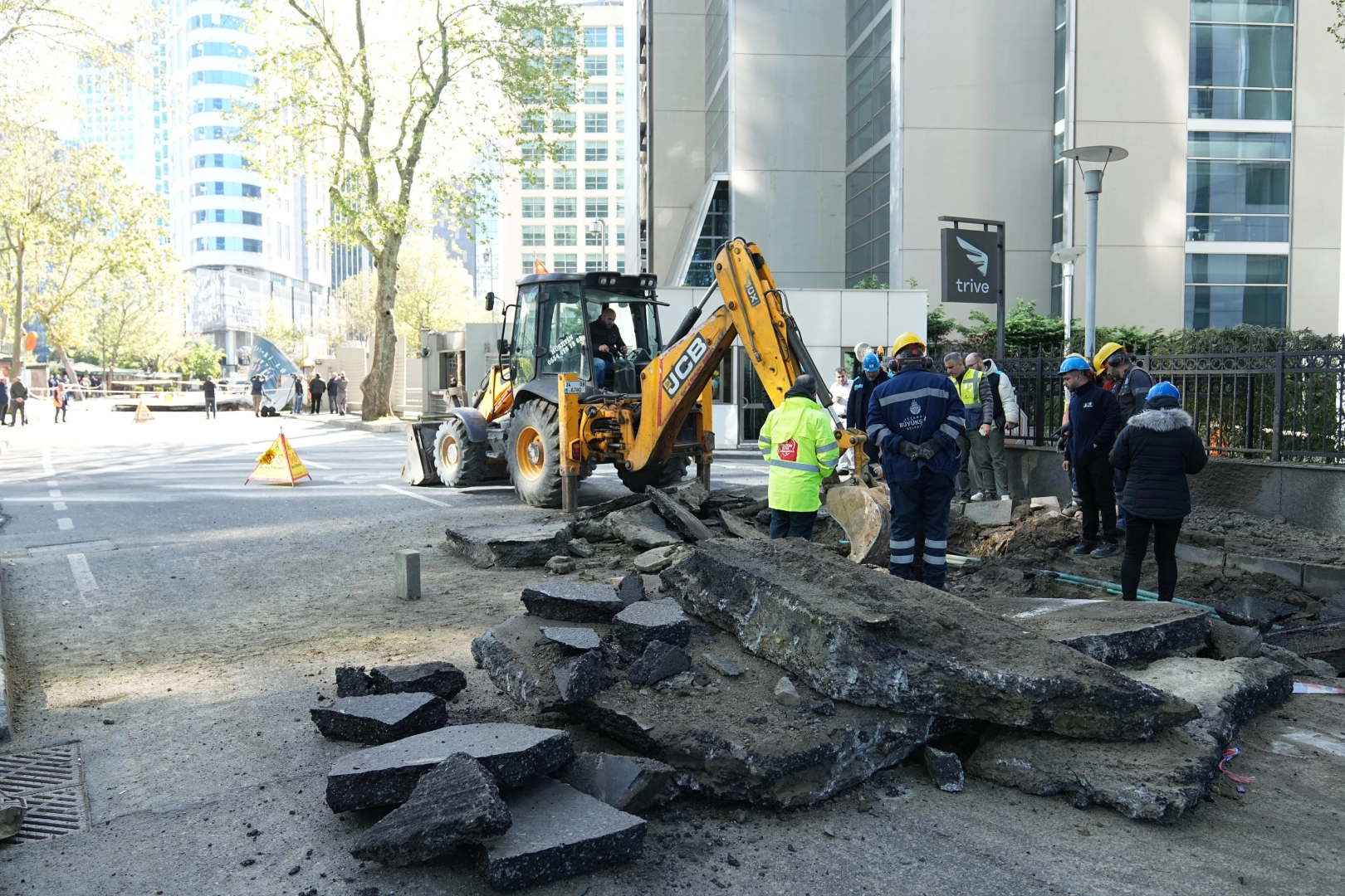 İstanbul’da Sarıyer Maslak’ta dün meydana gelen yol çökmesi sonrası zarar