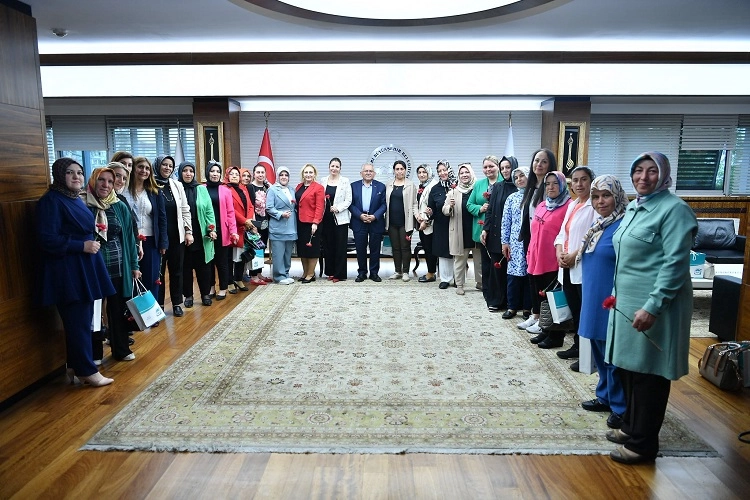 Kayseri Büyükşehir Belediye Başkanı Dr. Memduh Büyükkılıç, kentte görev yapan