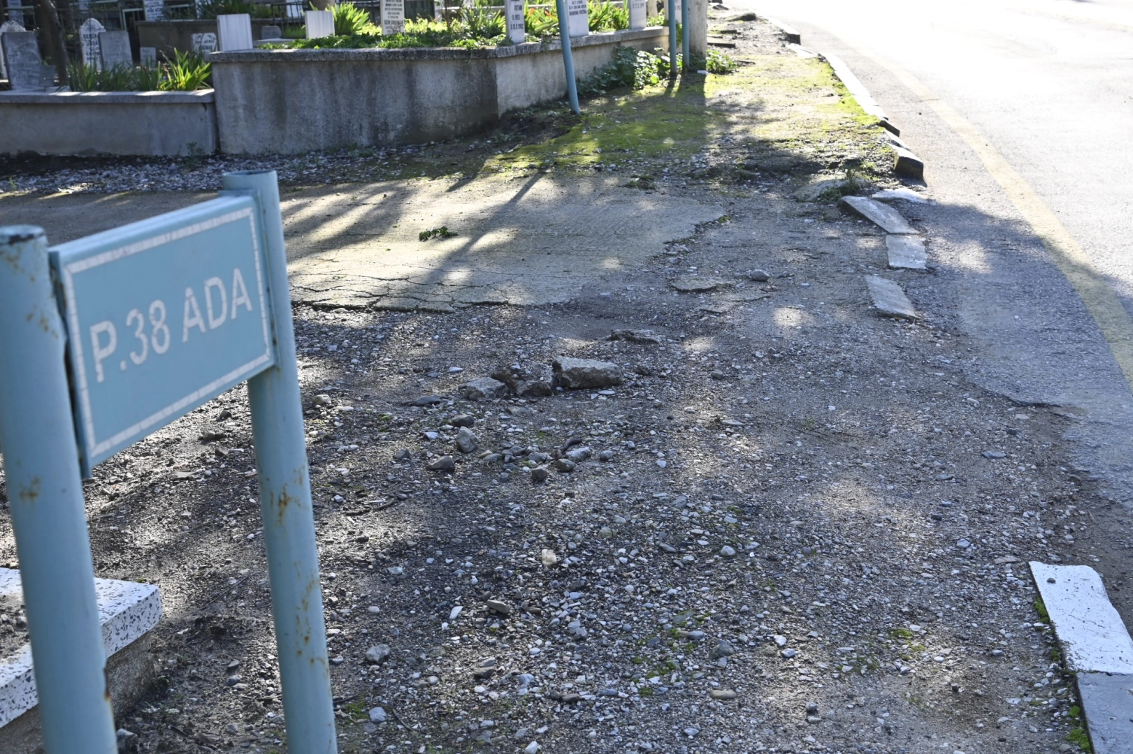 Manisa Büyükşehir Belediyesi, Kırtık Mezarlığı’nda gerçekleştirdiği kapsamlı çevre düzenleme çalışmaları