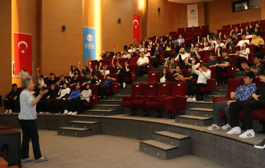 Sakarya Büyükşehir Belediyesi, ortaokul öğrencilerine yönelik düzenlediği seminerle sınav stresinin