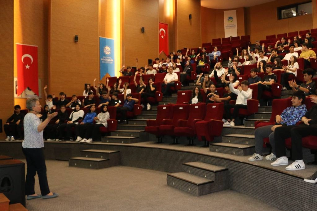Sakarya Büyükşehir Belediyesi, ortaokul öğrencilerine yönelik düzenlediği seminerle sınav stresinin