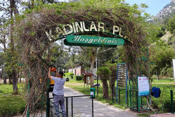 Antalya Büyükşehir Belediyesi, Sarısu Kadınlar Plajı’nı yeni sezonda da binlerce