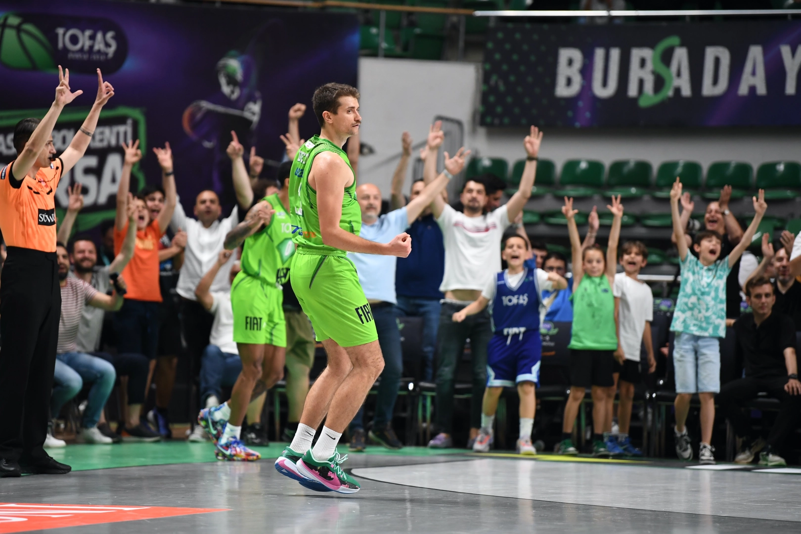 TOFAŞ Basketbol Takımı, sahasında oynadığı play-off çeyrek finali ilk maçında