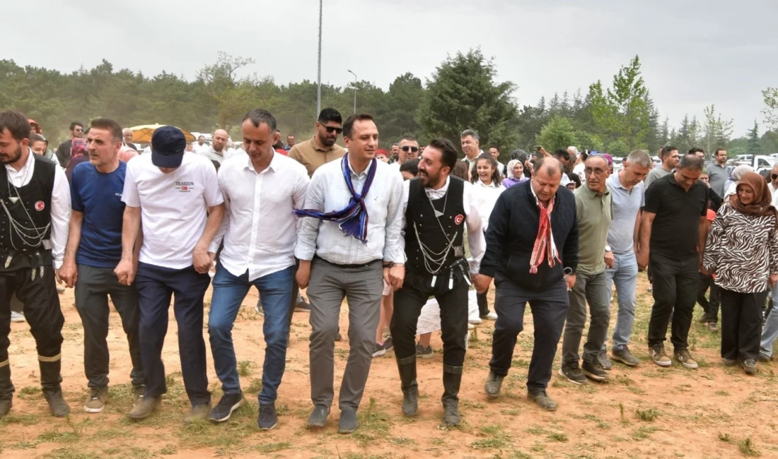 İzmir Bornova Belediye Başkanı Ömer Eşki, Spil Dağı’nda düzenlenen Karadenizliler