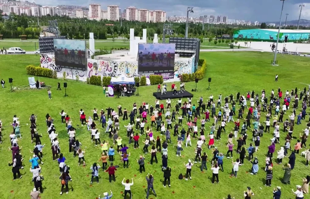 Ankara’da yüzlerce kadın, Ankara Büyükşehir Belediyesi’nin düzenlediği dev aerobik etkinliğinde