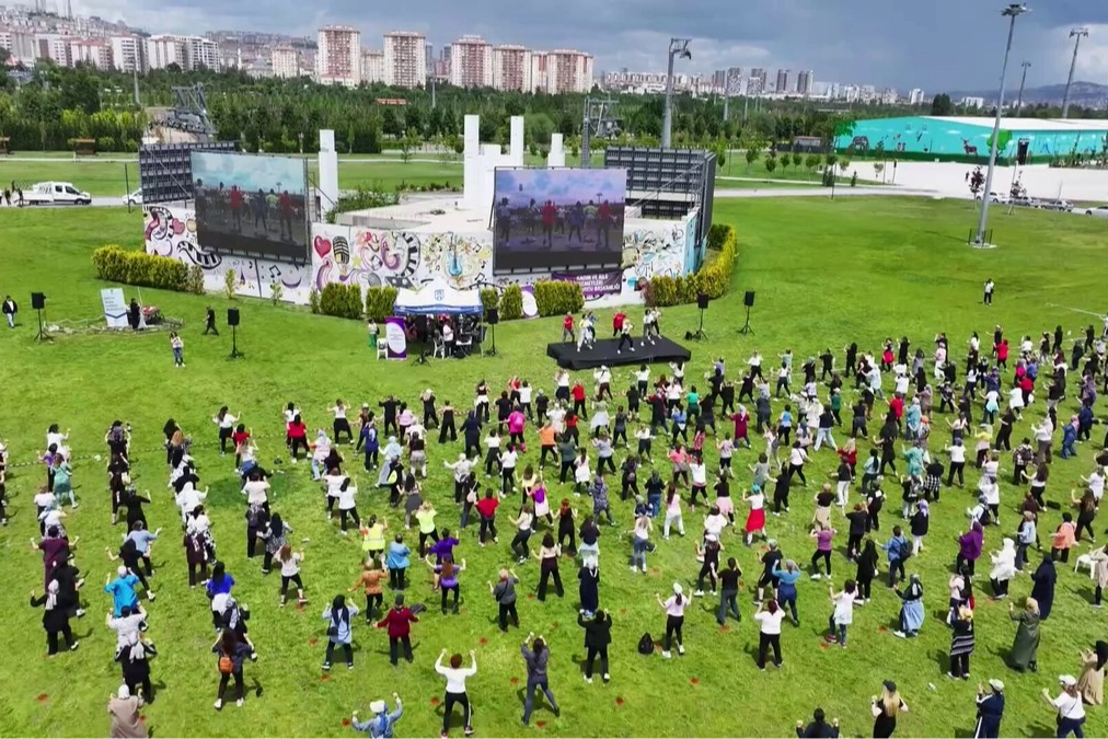Ankara’da yüzlerce kadın, Ankara Büyükşehir Belediyesi’nin düzenlediği dev aerobik etkinliğinde