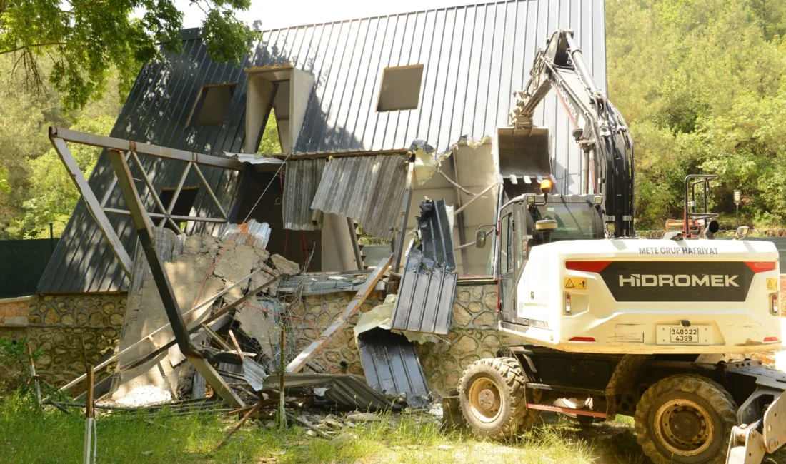 Bursa’da Nilüfer Belediyesi, Hasanağa Mahallesi’nde kaçak olarak inşa edilen iki