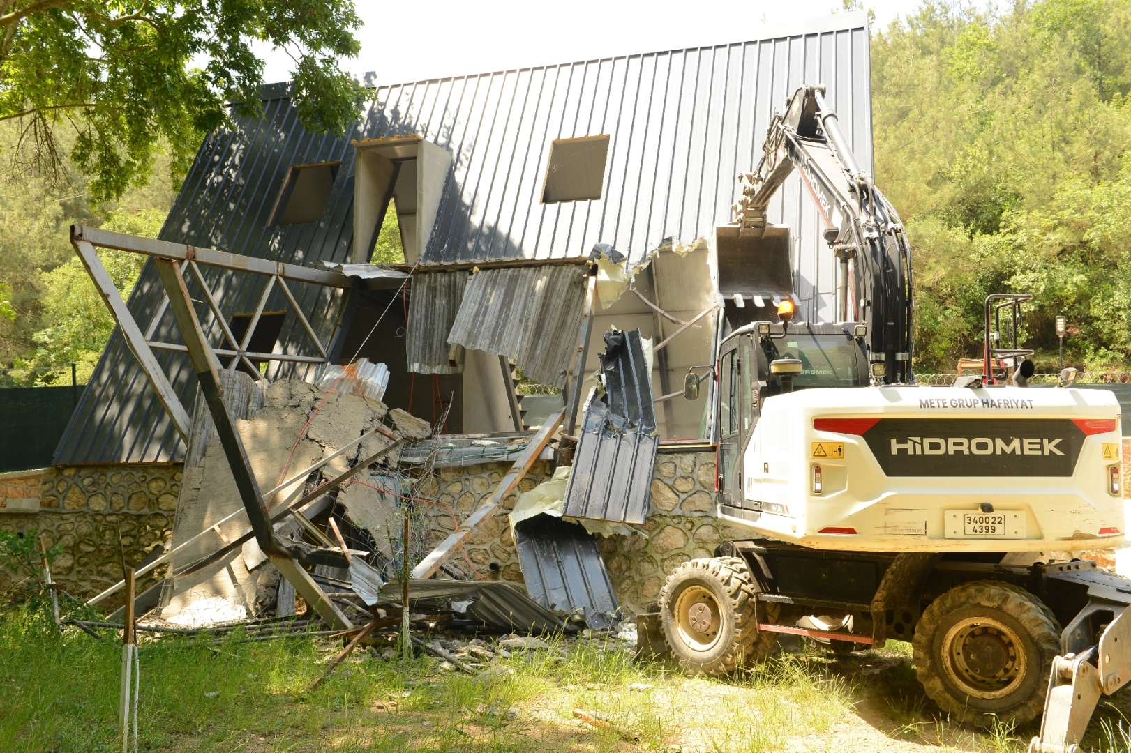 Bursa’da Nilüfer Belediyesi, Hasanağa Mahallesi’nde kaçak olarak inşa edilen iki