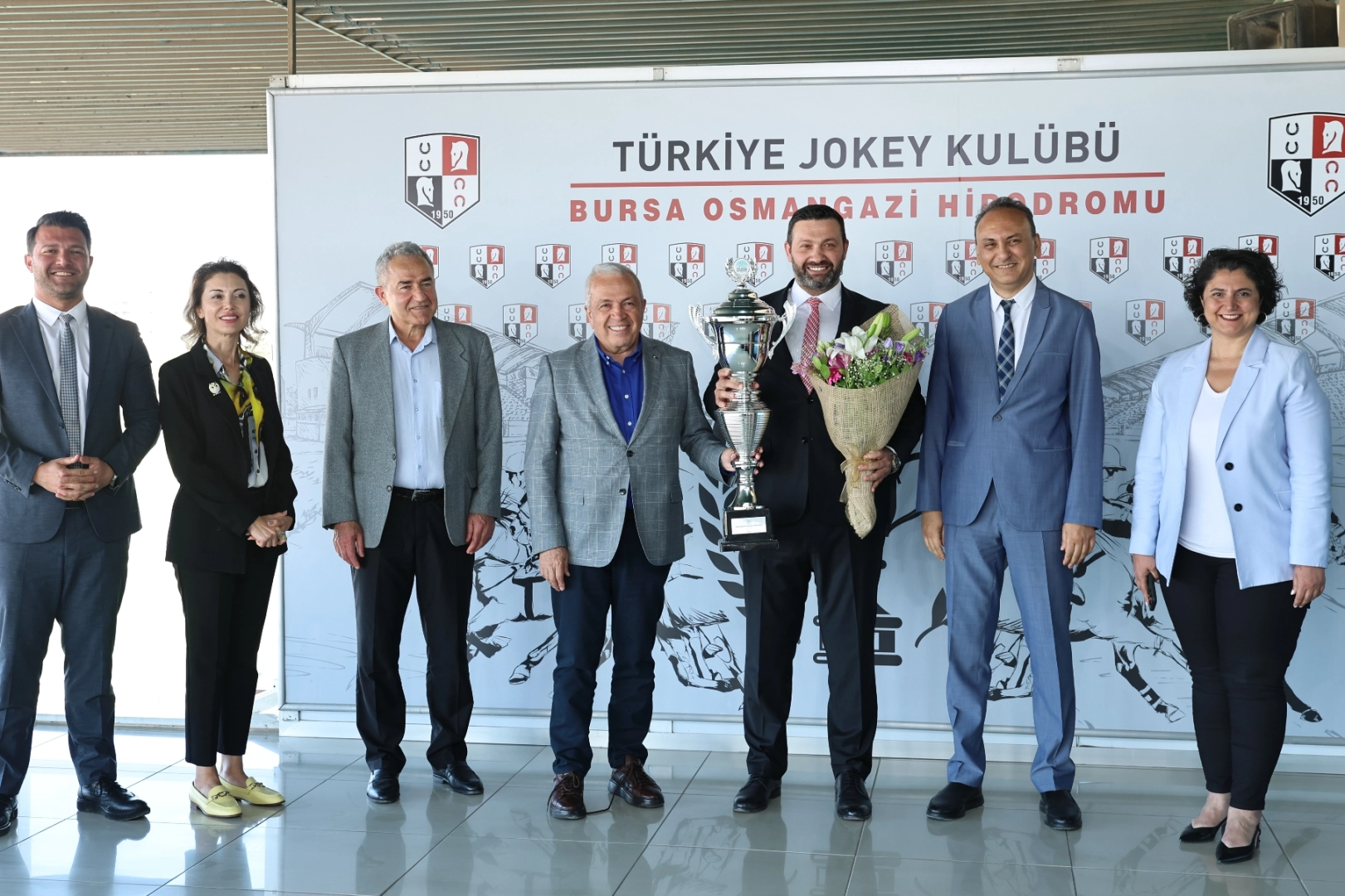 Bursa Nilüfer Belediye Başkanlığı adına Osmangazi Hipodromu’nda düzenlenen koşunun kazananı