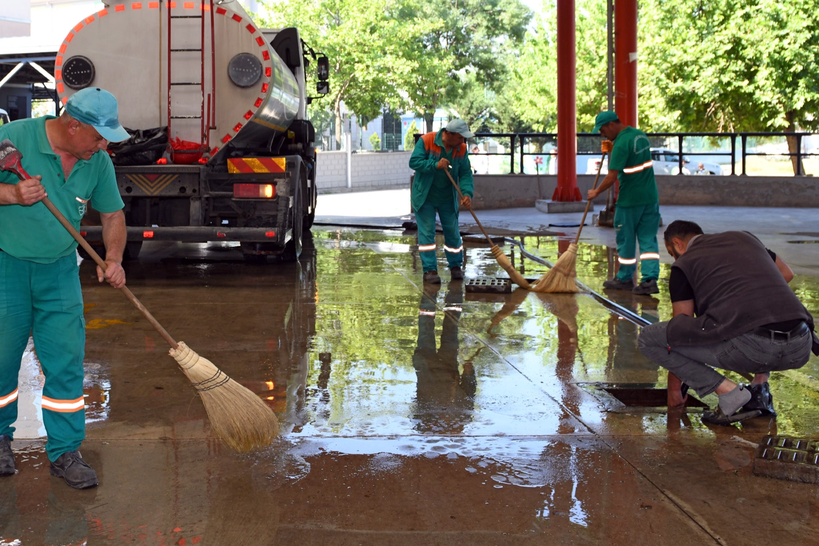 Bursa Osmangazi Belediyesi, vatandaşların kurbanlarını temiz ve hijyenik ortamda kesebilmelerini