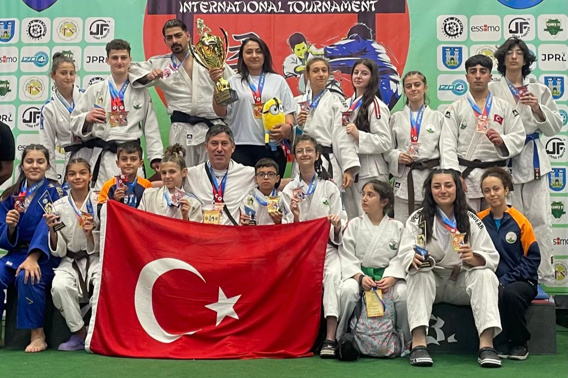 Bursa Osmangazi Belediye Spor Kulübü judocuları, Slovakya’nın Michalovce şehrinde düzenlenen