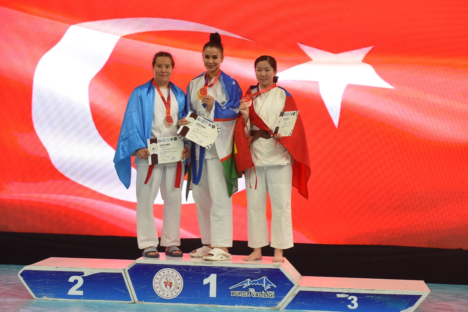 Bursa’da Yıldırım Belediyesi’nin ev sahipliğinde, 27 ülkeden 300 sporcunun katılımıyla