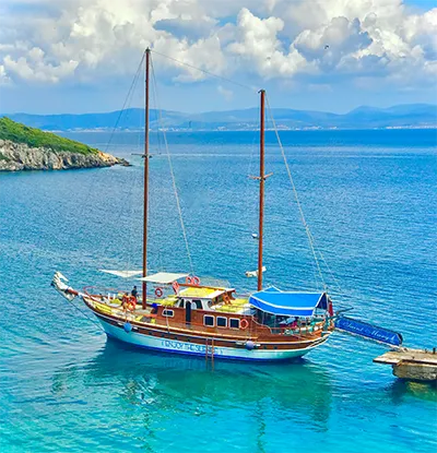 Alaçatı, muhteşem plajları ve göz alıcı doğasıyla ünlü bir tatil