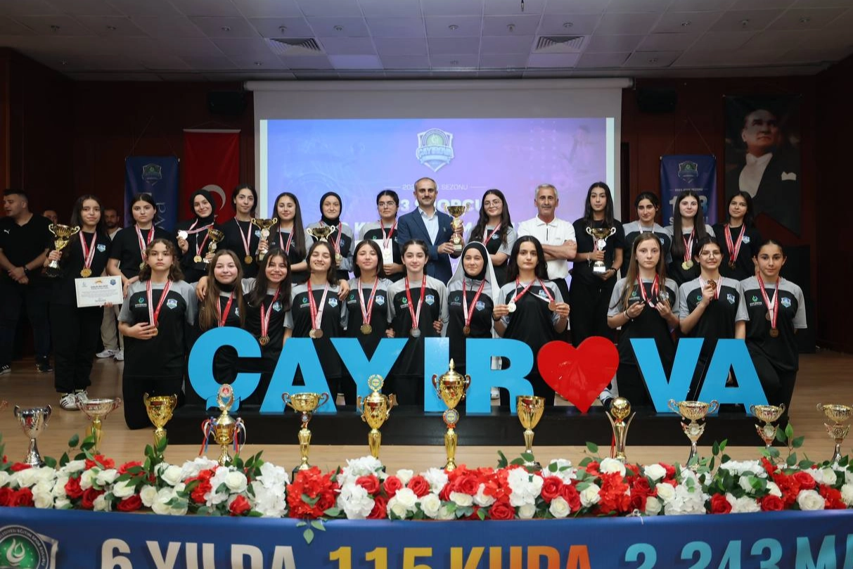 2024-2025 sezonunu 10 kupa 160 madalyayla tamamlayan Çayırova Belediyesi Eğitim