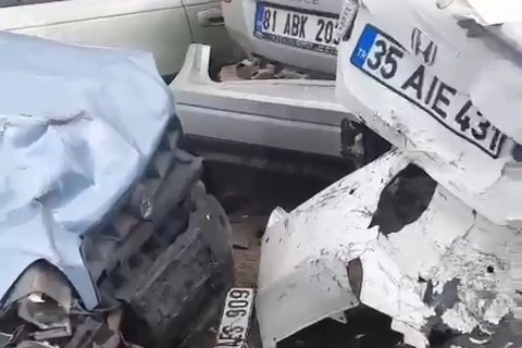 Düzce’de D-100 karayolunda meydana gelen zincirleme trafik kazasında bir otomobil,