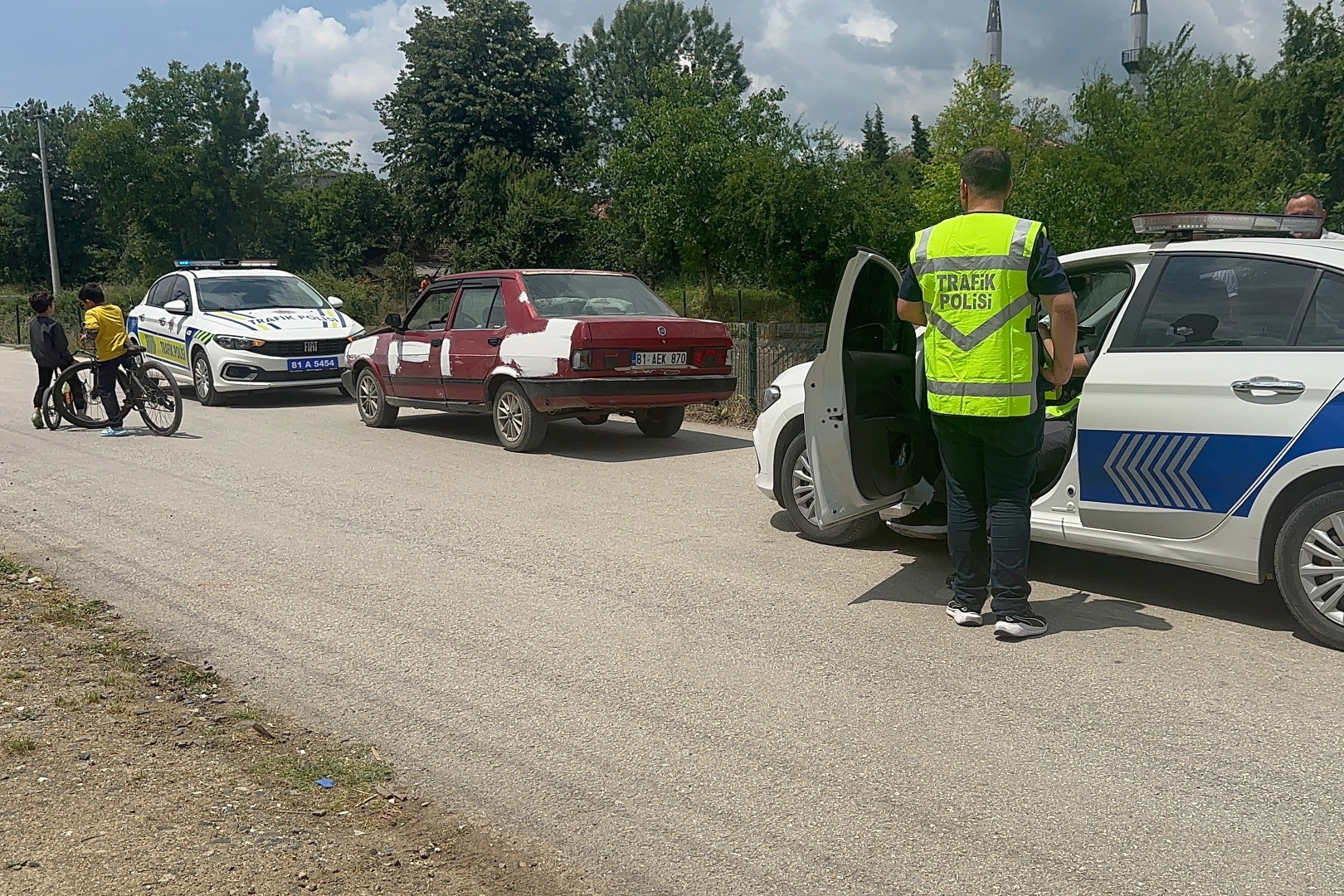 Düzce Körpeşler Mahallesi’nde ehliyetsiz bir çocuk sürücü, drift yaparken kontrolü