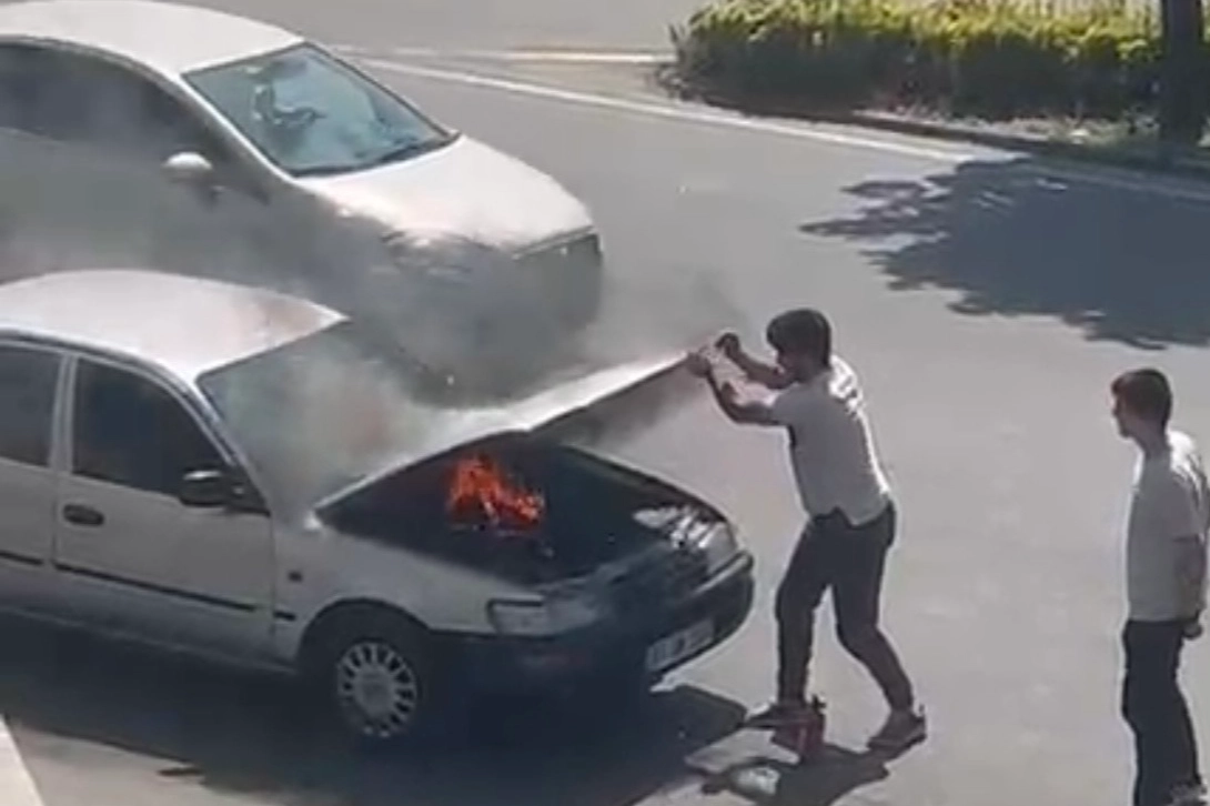 Düzce’nin Kültür Mahallesi’nde bir otomobilde çıkan yangın, servis şoförünün hızlı