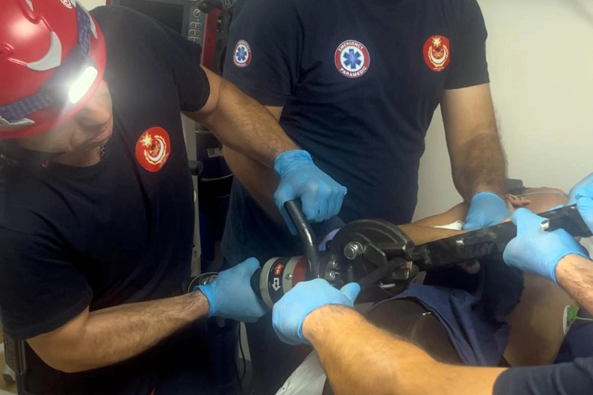 İzmir Büyükşehir Belediyesi itfaiye ekipleri, ağaçtan demir bahçe çitinin üzerine