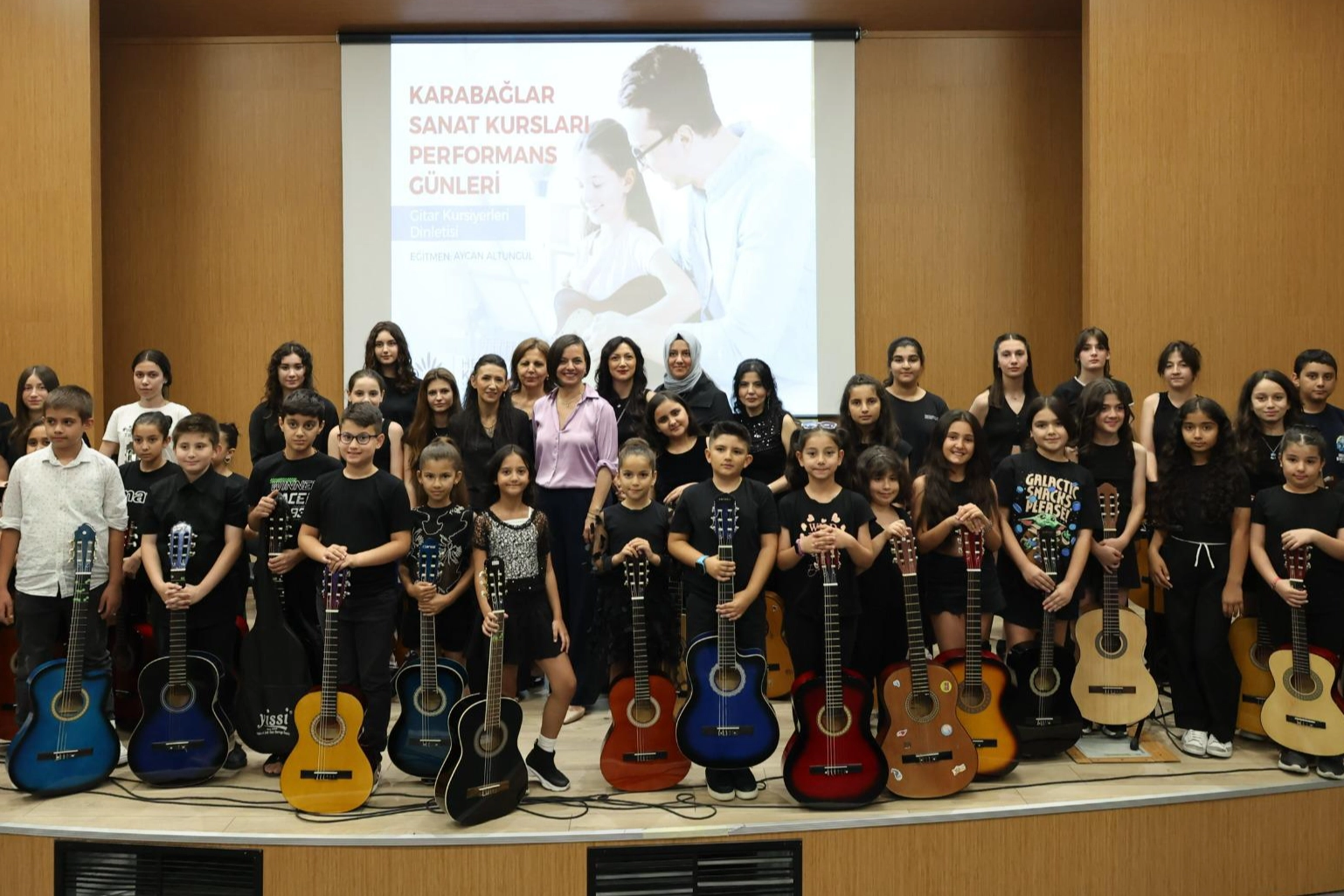 İzmir Karabağlar Belediyesi’nin sanat kurslarına katılan kursiyerlerin yıl boyunca ortaya