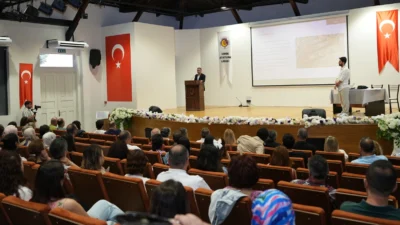 İzmir Atatürk Lisesi’nde düzenlenen “Yapay Zekânın Temelleri” eğitimi, öğretmenleri teknolojiyle