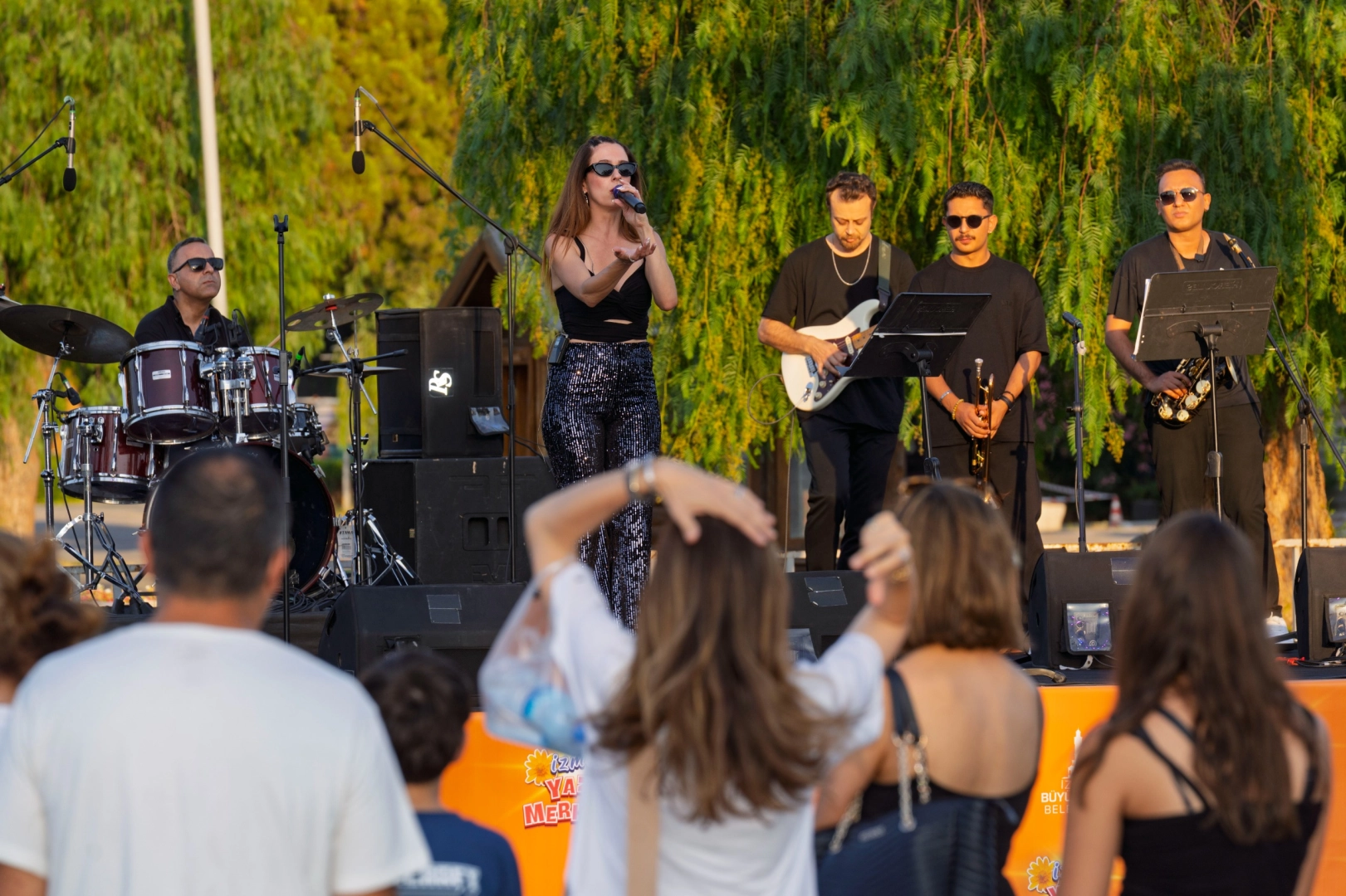 İzmir Büyükşehir Belediyesi tarafından Kültürpark’ta düzenlenen  “Yaza Merhaba Festivali” başladı.