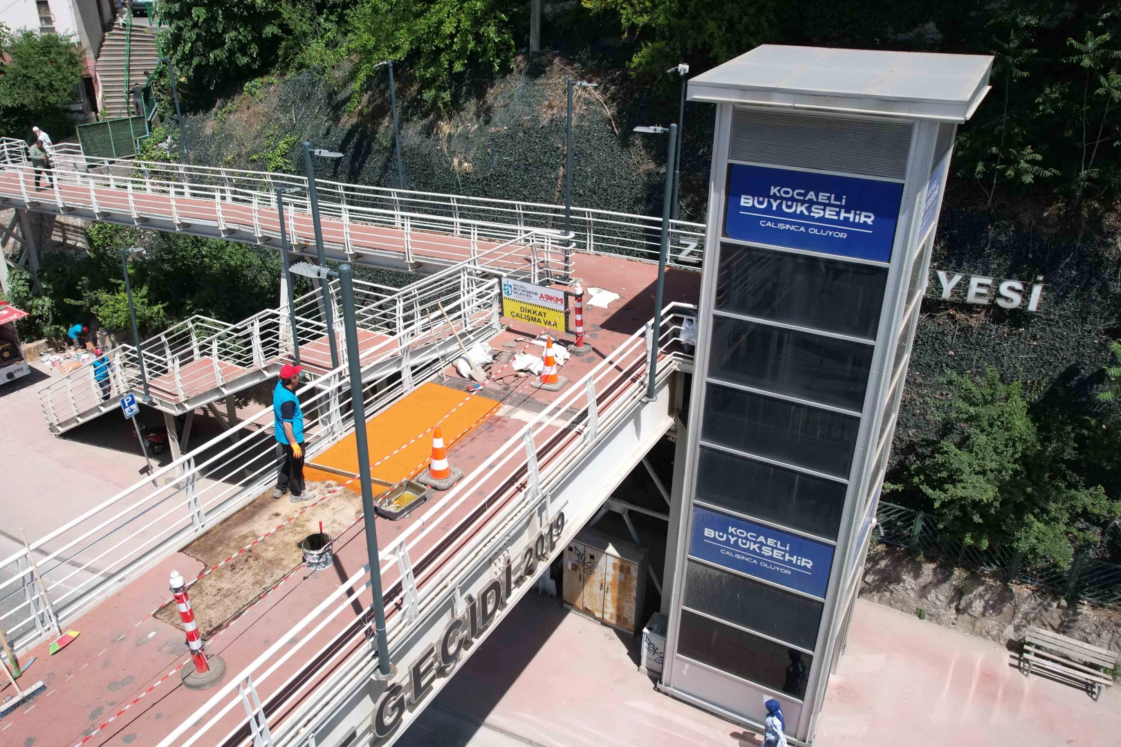 Kocaeli Büyükşehir Belediyesi, İzmit Yenidoğan üst geçidinin zemin kaplamasını değiştirerek,