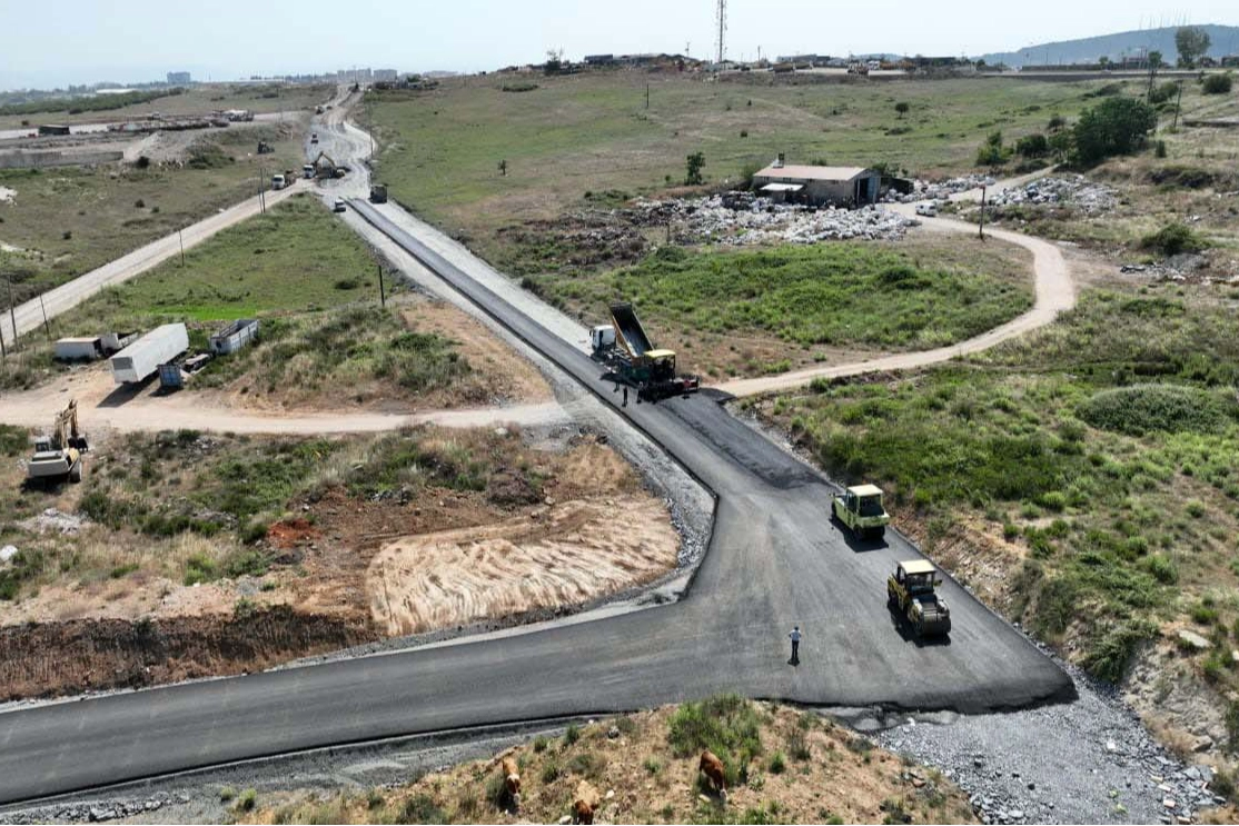 Kocaeli Büyükşehir Belediyesi, Gebze Kirazpınar’daki hafriyat yolunda zamanla oluşan bozulmalara