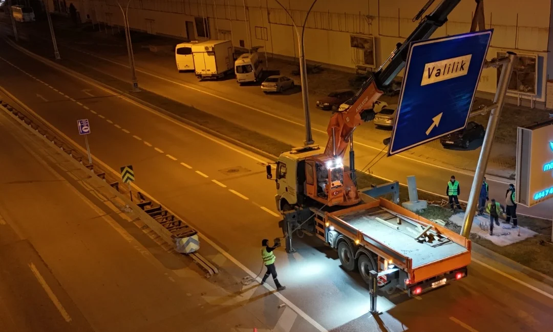 Kocaeli Büyükşehir ekipleri, kentin ana güzergâhındaki yollara sürücülerin yönlerini daha