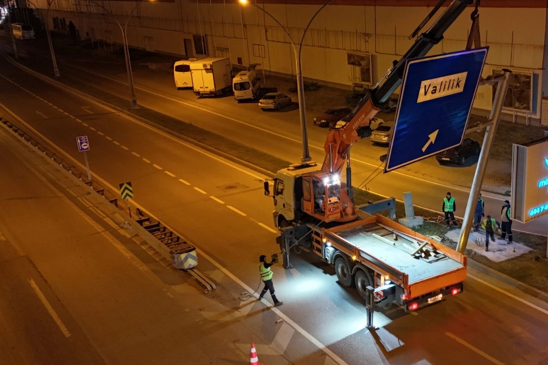 Kocaeli Büyükşehir ekipleri, kentin ana güzergâhındaki yollara sürücülerin yönlerini daha