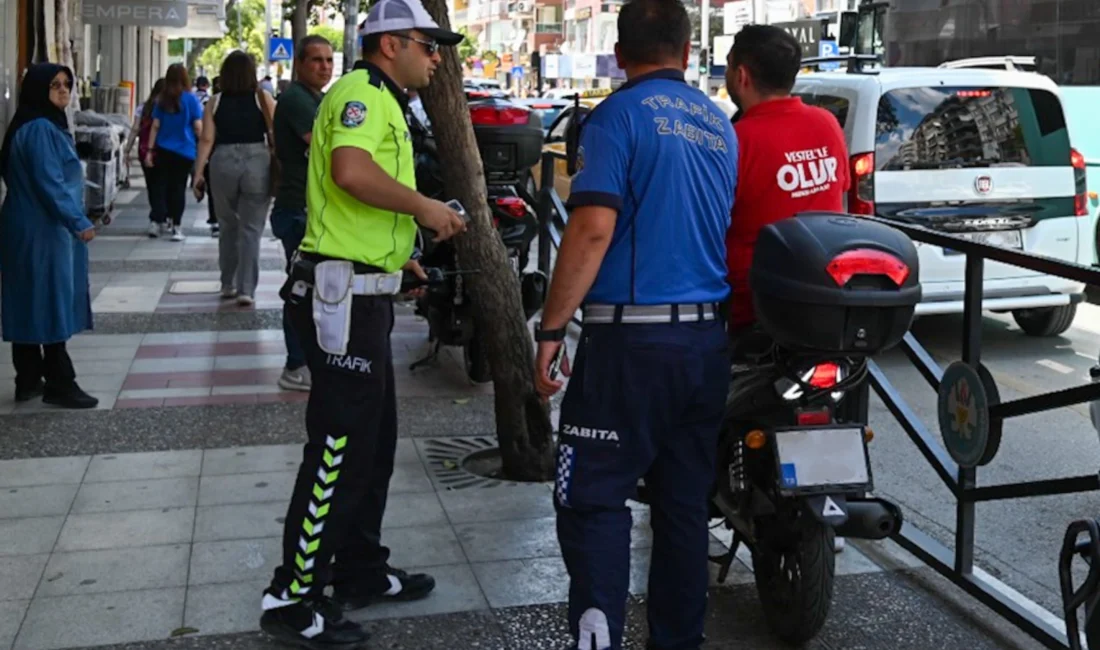 Manisa Büyükşehir Belediyesi ekipleri, vatandaşların kaldırımlarda rahat bir şekilde yürüyebilmeleri