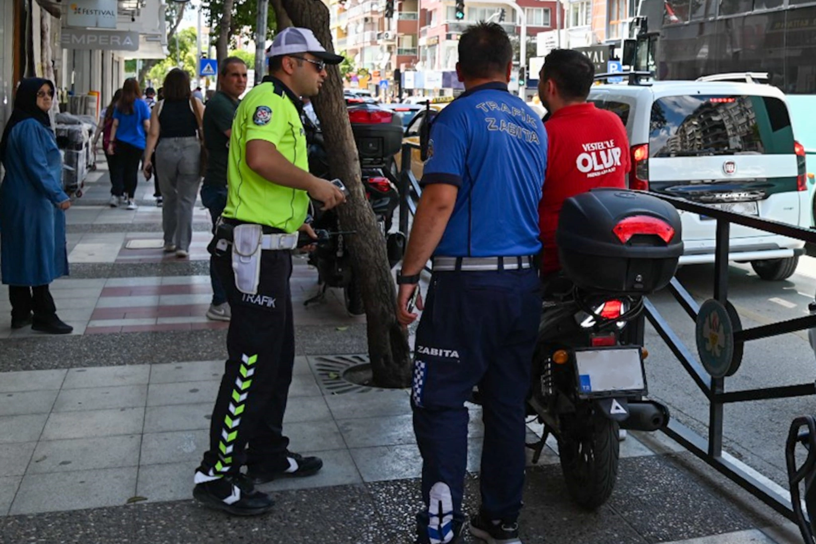 Manisa Büyükşehir Belediyesi ekipleri, vatandaşların kaldırımlarda rahat bir şekilde yürüyebilmeleri