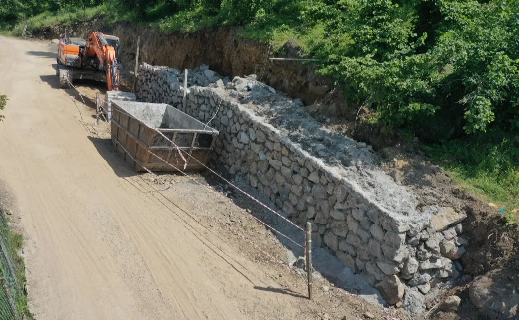 Ordu Büyükşehir Belediyesi Altınordu ilçesi Akkise Mahallesi’nde ulaşımı tehlikeye düşüren