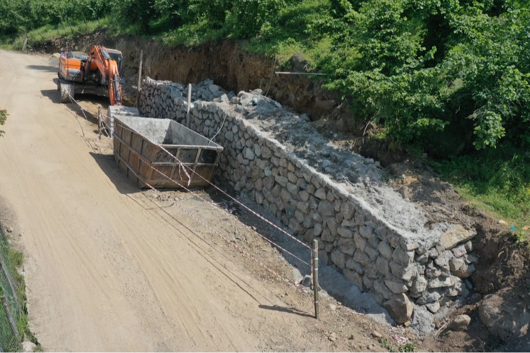 Ordu Büyükşehir Belediyesi Altınordu ilçesi Akkise Mahallesi’nde ulaşımı tehlikeye düşüren