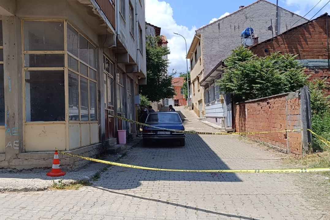 Bilecik’in Pazaryeri ilçesinde 72 yaşındaki emekli öğretmen V.S., evinin balkonundan