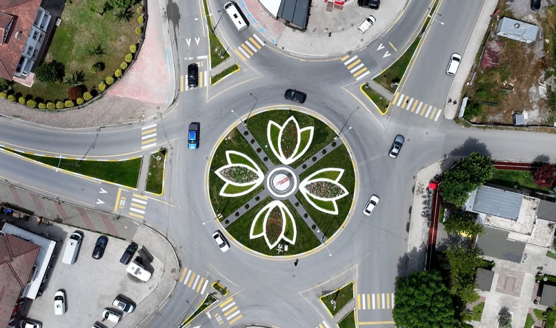 Sakarya Büyükşehir Belediyesi, şehrin simge kavşaklarına yaptığı peyzaj dokunuşuyla Sakarya’nın