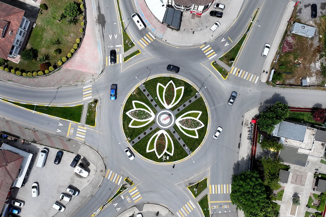 Sakarya Büyükşehir Belediyesi, şehrin simge kavşaklarına yaptığı peyzaj dokunuşuyla Sakarya’nın