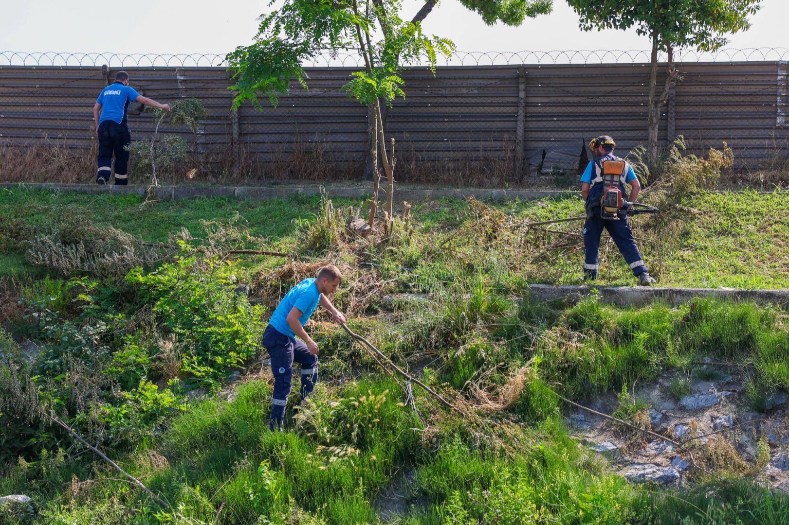 SASKİ, şehrin simgesi Çark Deresi’nde 20 kişilik ekip ile temizlik