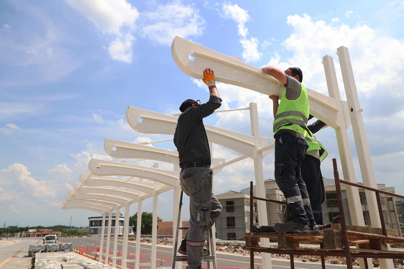 Sakarya Büyükşehir Belediyesi, 19,5 kilometrelik Yenikent-Adapazarı metrobüs hattında 10 farklı