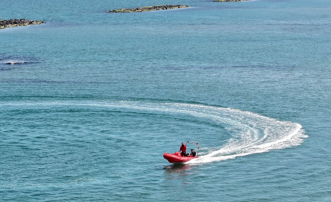 Sakarya Büyükşehir Belediyesi’nin sahillerde görev alan “hayat” nöbetçileri, 54 kilometrelik