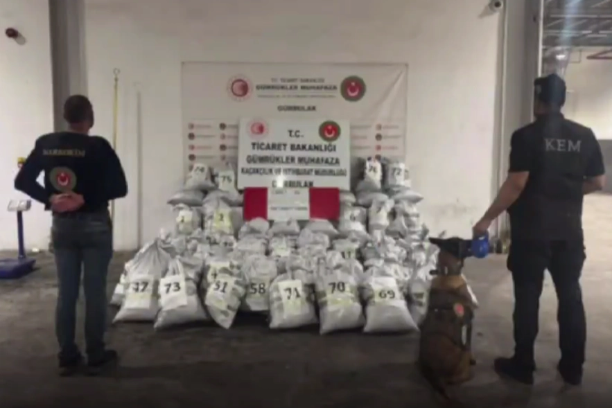 Ticaret Bakanlığı’na bağlı Gürbulak Gümrük Kapısı’nda Gümrük Muhafaza ekipleri, kömüre