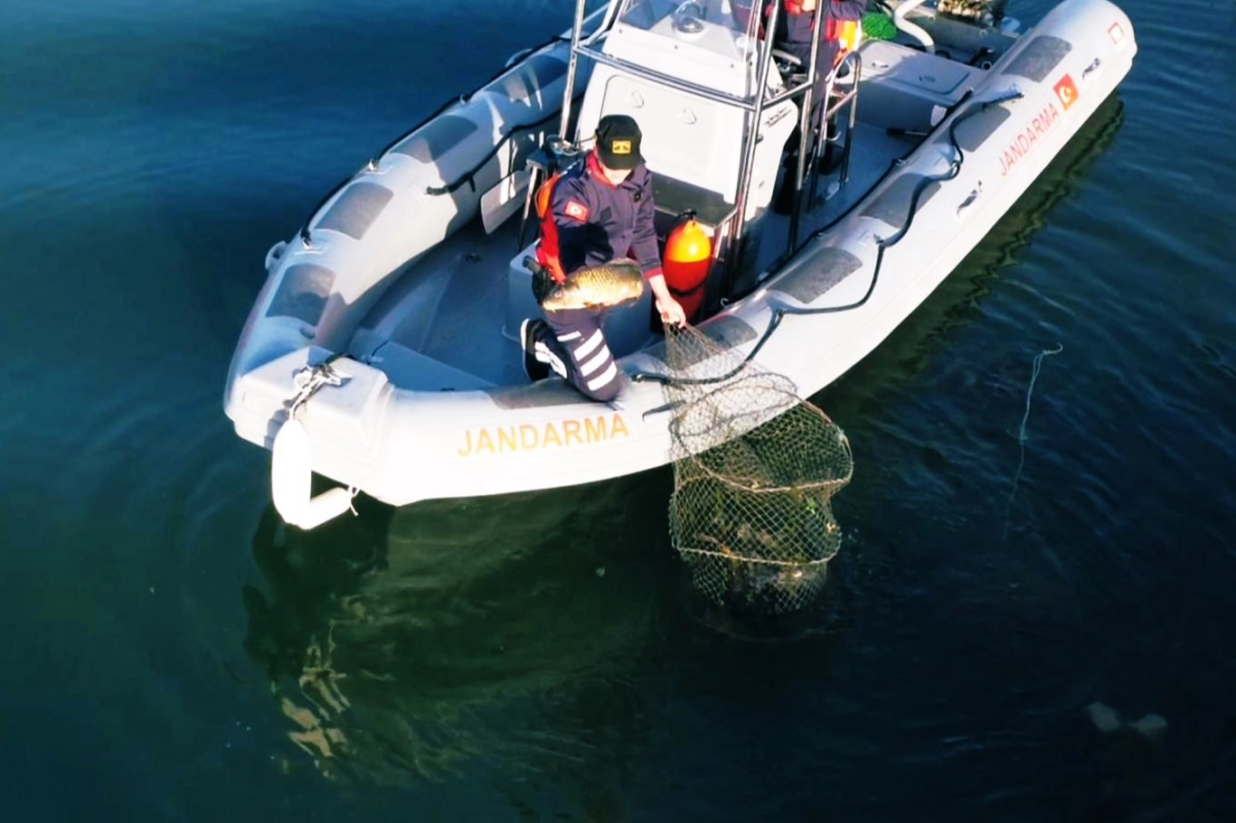 Bursa İl Jandarma Komutanlığı, Uluabat Gölü’nde usulsüz su ürünleri avcılığına