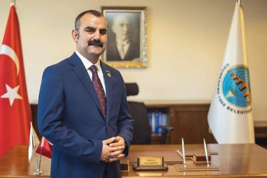 Edirne’de Uzunköprü Belediye Başkanı Ediz Martin, Cumhuriyet Parkı’nda bir vatandaş