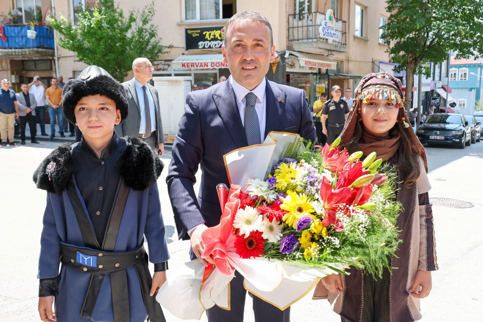 Bilecik’in yeni Valisi Faik Oktay Sözer, Şeyh Edebali’nin huzurunda dualarla